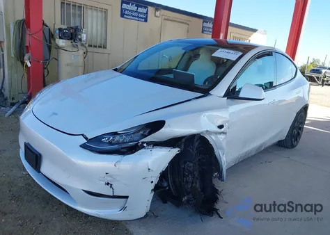 2022 Tesla Model Y Long Range Dual Motor All-Wheel Drive z USA, uszkodzony, nr VIN 7SAYGDEE4NF325837